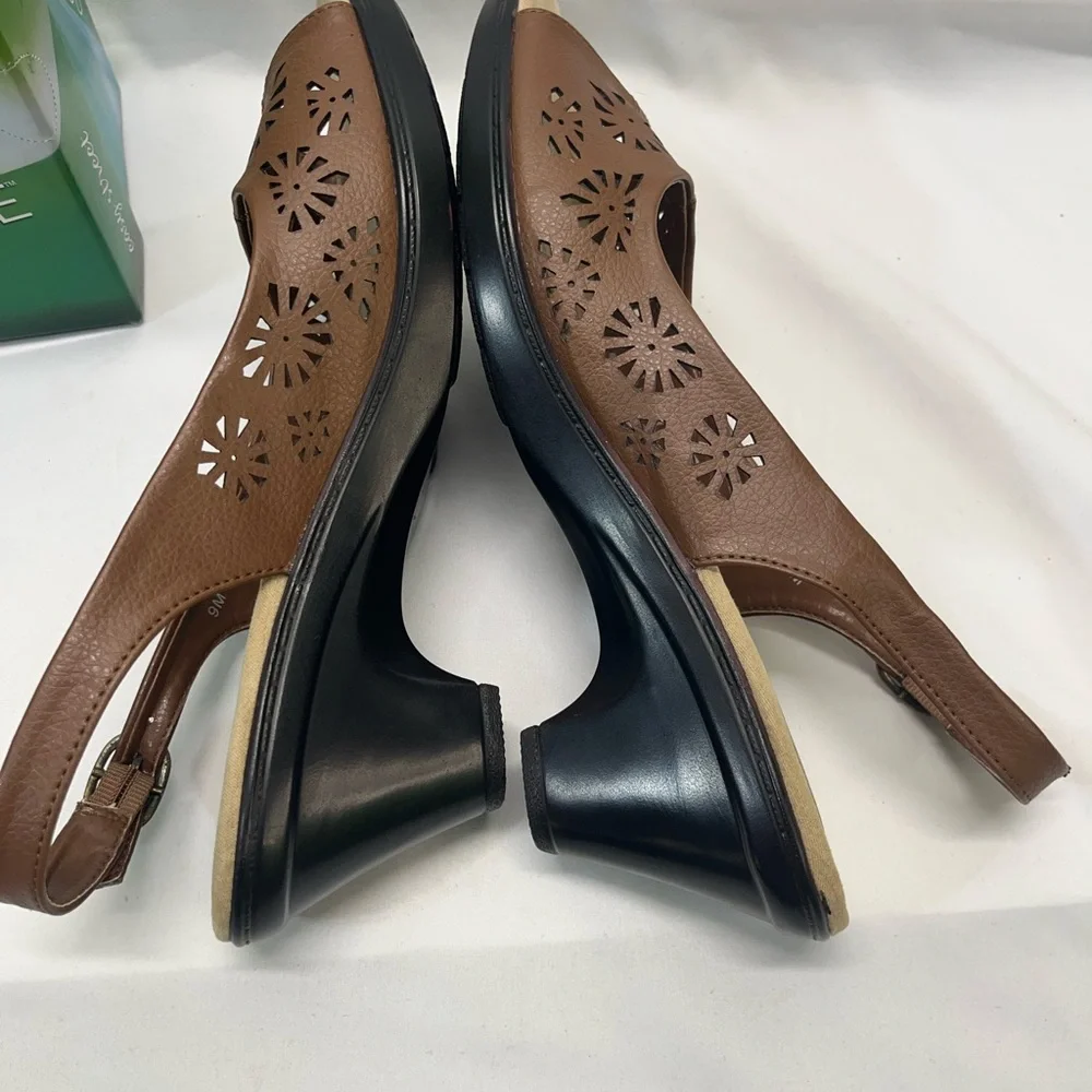 Easy Street Slingback Sandals Die Cut Leather Uppers 9 Kaley Tan‎ Brown New